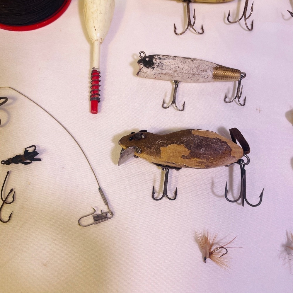 Vintage Fishing Tackle Lot Hawthorne Casting Line Wooden Lures Mouse Popper Tin - Picture 10 of 16